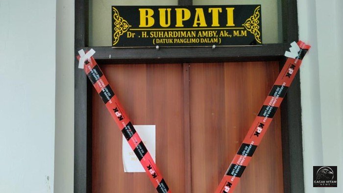 KPK Gelar OTT di Kabupaten Kuantan Singingi, Tangkap 10 Orang – Bupati Suhardiman Amby Masih Diburu