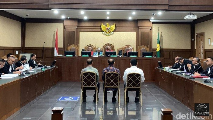 Tiga Mantan Pejabat Bea Cukai Kemenkeu Didakwa Terima Suap Rp78 Miliar