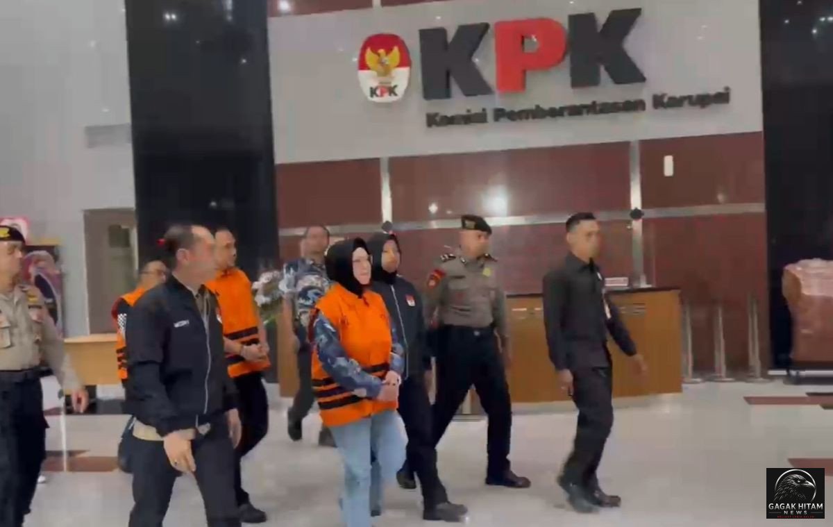 Bupati Sukoharjo Etik Suryani Diam Seribu Bahasa Saat Digiring ke Rutan KPK