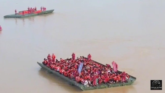 Heroik! Tim Penyelamat China Bangun Jembatan Apung 60 Meter untuk Evakuasi 12.000 Siswa Terjebak Banjir