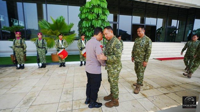 Kapolri Listyo Sigit dan Panglima TNI Agus Subiyanto Bersilaturahmi, Tekankan Soliditas TNI-Polri