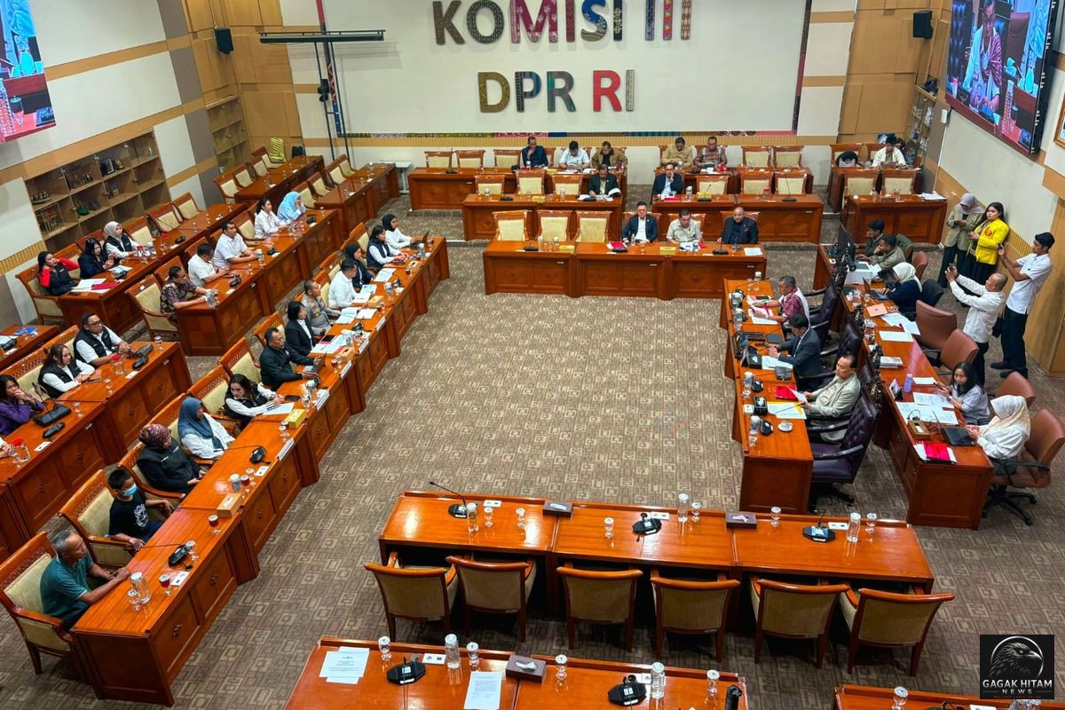Ibu Santri Menangis di DPR: Anaknya Disiksa, Ditelanjangi, dan Dibakar Hidup-hidup di Ponpes Lombok