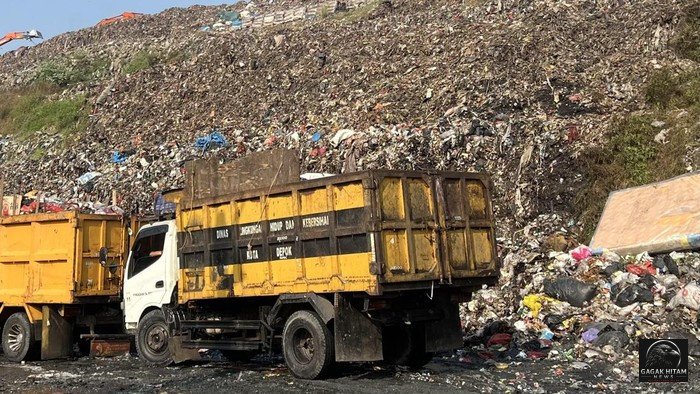 Kebakaran Hebat Landa TPA Cipayung Depok: Asap Tebal Membumbung Tinggi