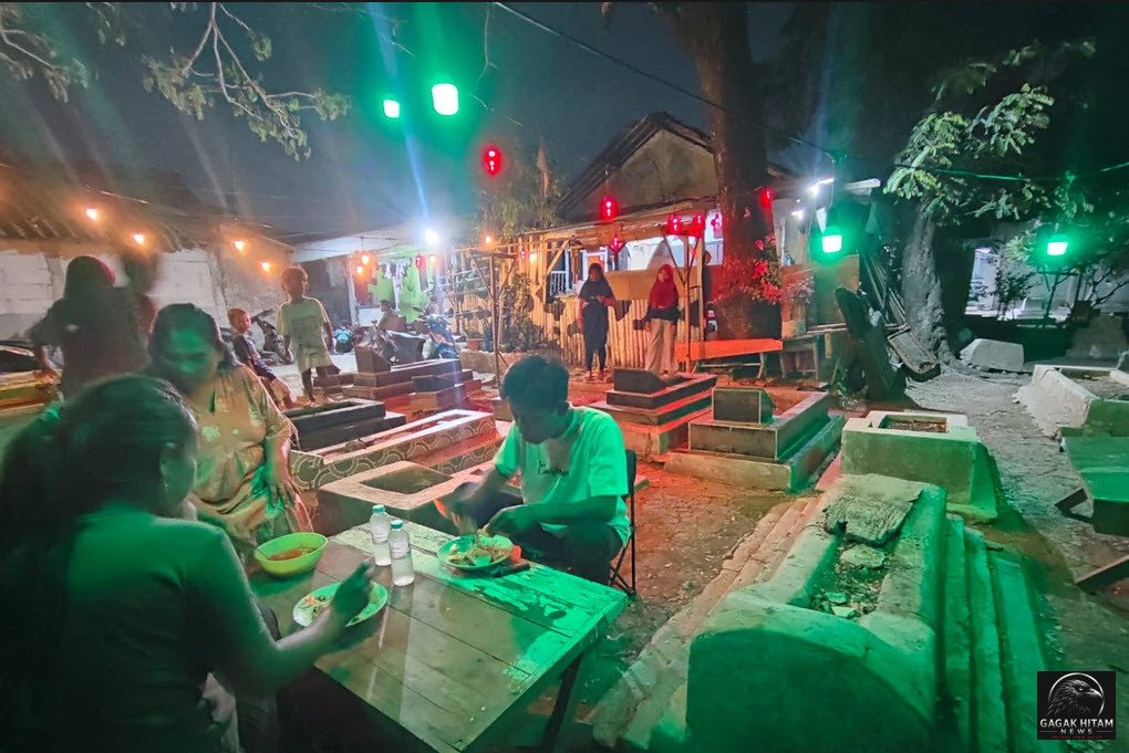 Unik! Warung di Tengah Pemakaman Karawang Jadi Tempat Nongkrong Nyaman, Bukan Suasana Mistis