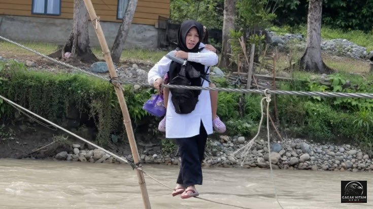 Viral! Guru di Aceh Barat Pertaruhkan Nyawa Menyeberangi Sungai Demi Mengajar, Dedikasinya Mengundang Haru