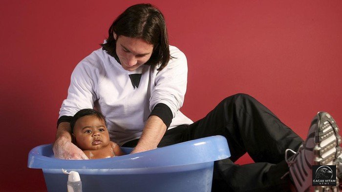 Foto Lawas Messi Memandikan Bayi Lamine Yamal Kembali Viral Jelang Final Piala Dunia 2026