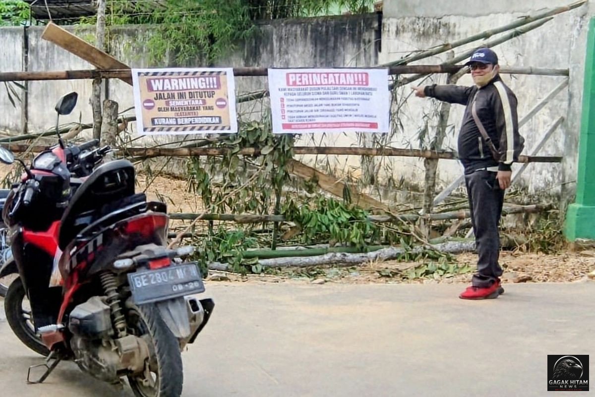 Gerbang SMA Negeri 1 Labuhan Ratu Ditutup Warga, Kecewa Anak Tak Diterima Lewat Jalur Domisili