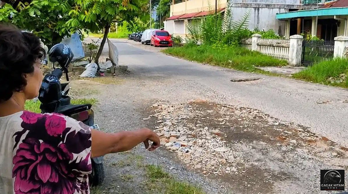 Kisah Ari, Pemulung di Padang yang Rela Tambal Jalan Berlubang dengan Puing Bangunan Demi Keselamatan Warga