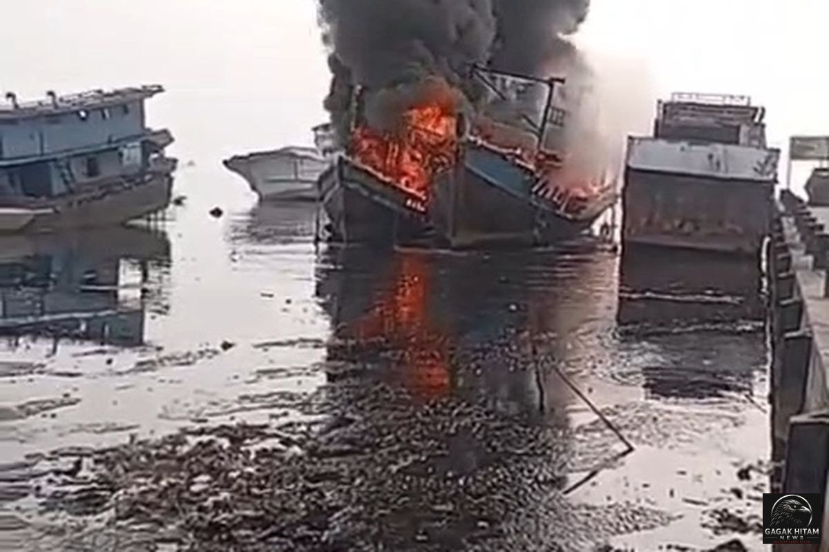 Tiga Kapal Nelayan Terbakar di Dermaga Mangrove Kali Adem Muara Angke, Diduga Akibat Korsleting Listrik