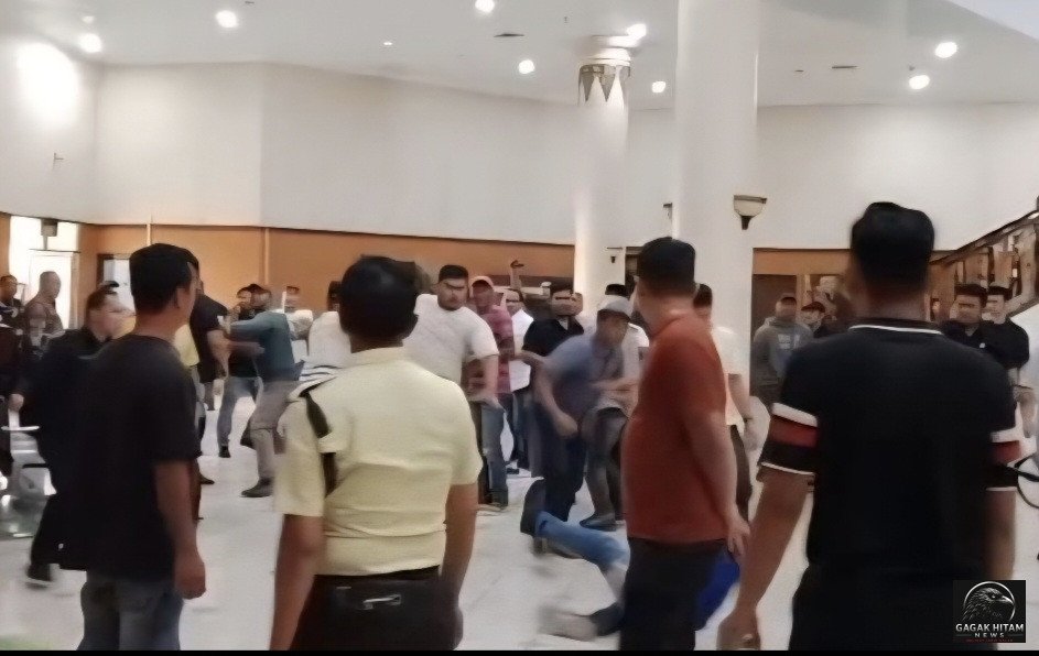 Rapat Banggar DPRD Riau Berujung Ricuh, Pendukung Dua Legislator Terlibat Bentrokan di Gedung Dewan