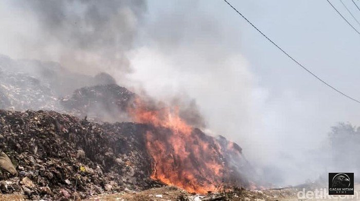 TPA Troketon Klaten Terbakar, Asap Tebal Membumbung Tinggi, Petugas Berjibaku Jinakkan Api Berjam-jam