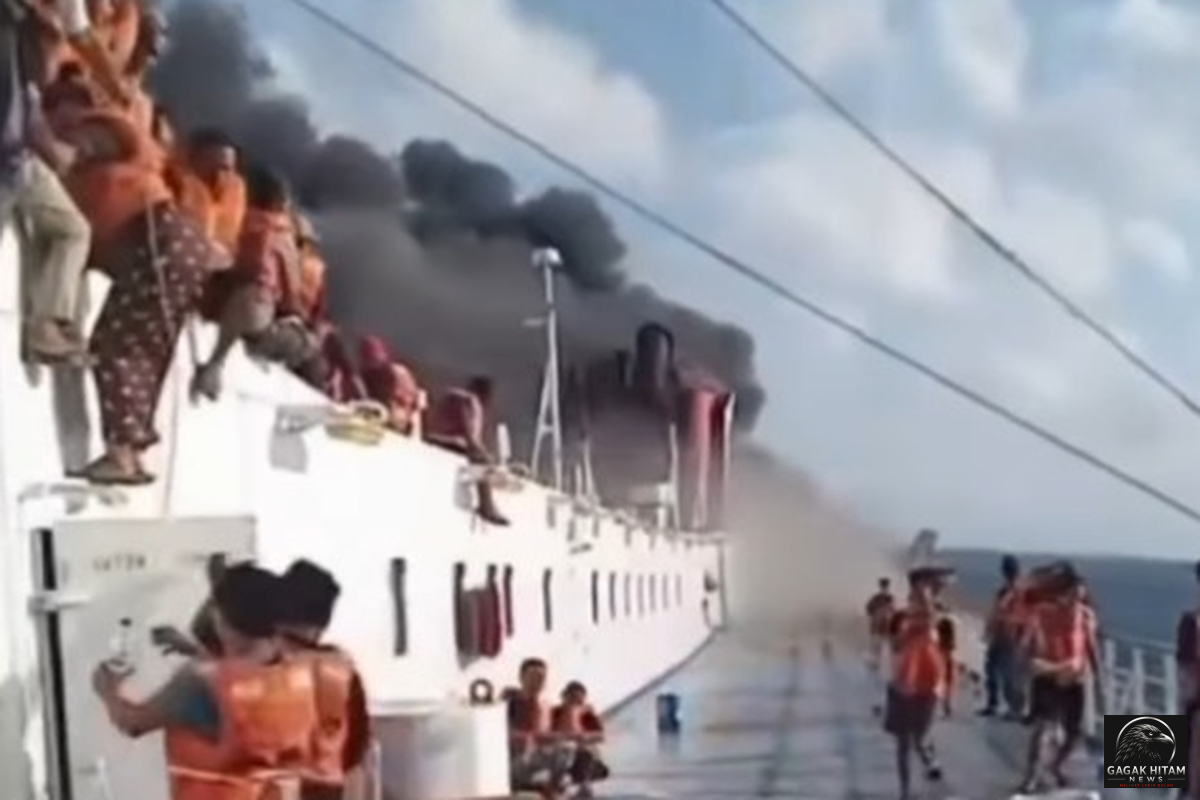 Ratusan Penumpang KM Mutiara Sentosa 2 Dievakuasi Usai Kapal Terbakar di Perairan Utara Madura