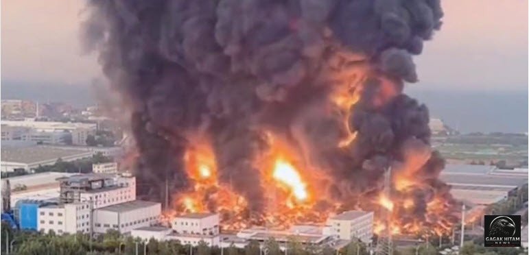 Gudang Logistik di Qingdao China Terbakar Hebat, Asap Hitam Membumbung Tinggi