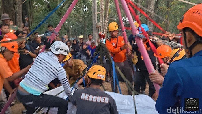 Tim Gabungan BPBD, Damkar, dan PMI Makamkan Wanita Obesitas Asal Sragen