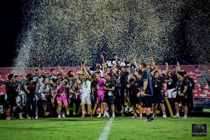 Sejarah Baru Persebaya, Bajul Ijo Angkat Trofi Piala Presiden 2026 Usai Taklukkan Persib Lewat Adu Penalti