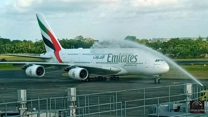 Pesawat Raksasa Emirates Airbus A380 Mendarat Perdana di Bandara Soekarno-Hatta, Bawa Skuad untuk Laga Chelsea vs AC Milan