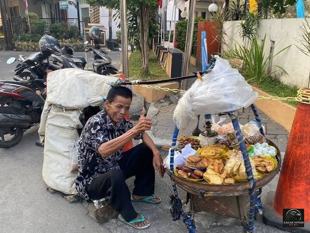 Kisah Mbah Senen, Setengah Abad Memikul Angkringan demi Sesuap Nasi di Usia Senja