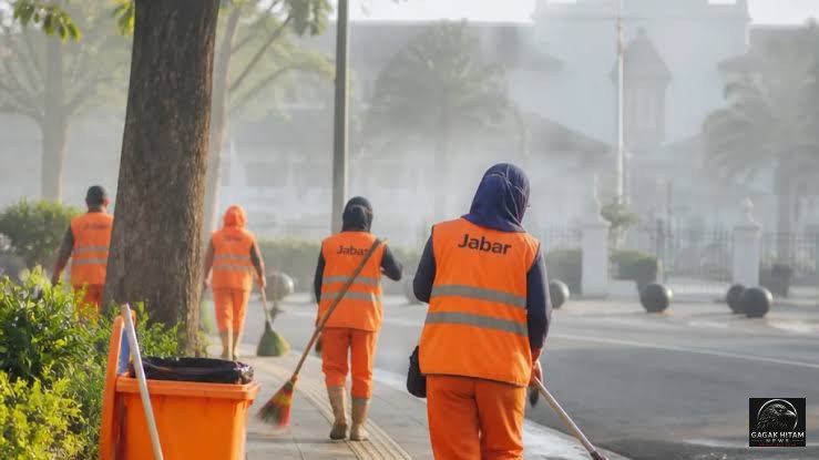 Sekitar 3.000 Warga Jadi THL Penyapu Jalan di Jawa Barat, Honor Rata-rata Rp3,3 Juta per Bulan