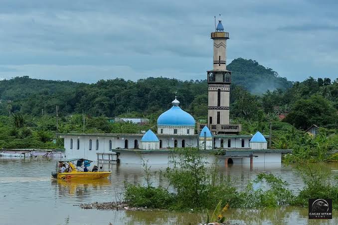 Kemarau Bikin Sisa Permukiman Muncul di Waduk Karian Lebak, Air Turun 80 Sentimeter