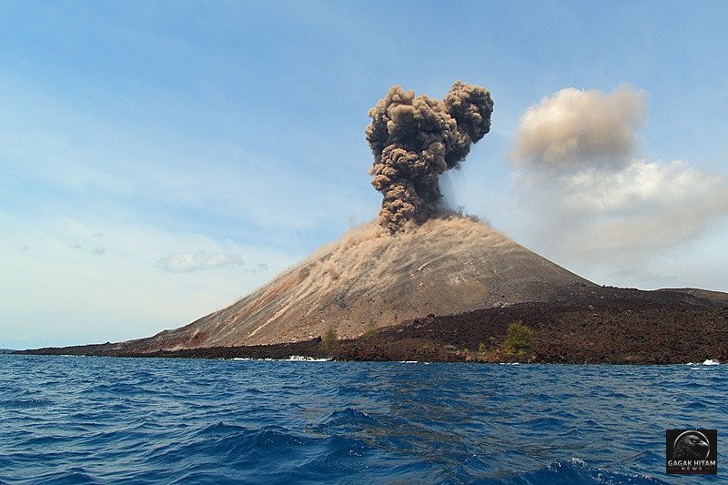 Gunung Anak Krakatau Erupsi Lagi, Kolom Abu Tebal Membubung Dua Kali, Kapal Wisata Diimbau Segera Menjau