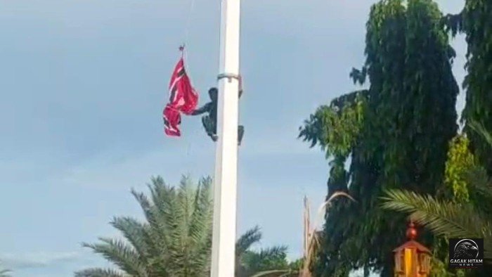 Prajurit TNI Turunkan Bendera Bulan Bintang di Masjid Raya Baiturrahman Setelah Kericuhan
