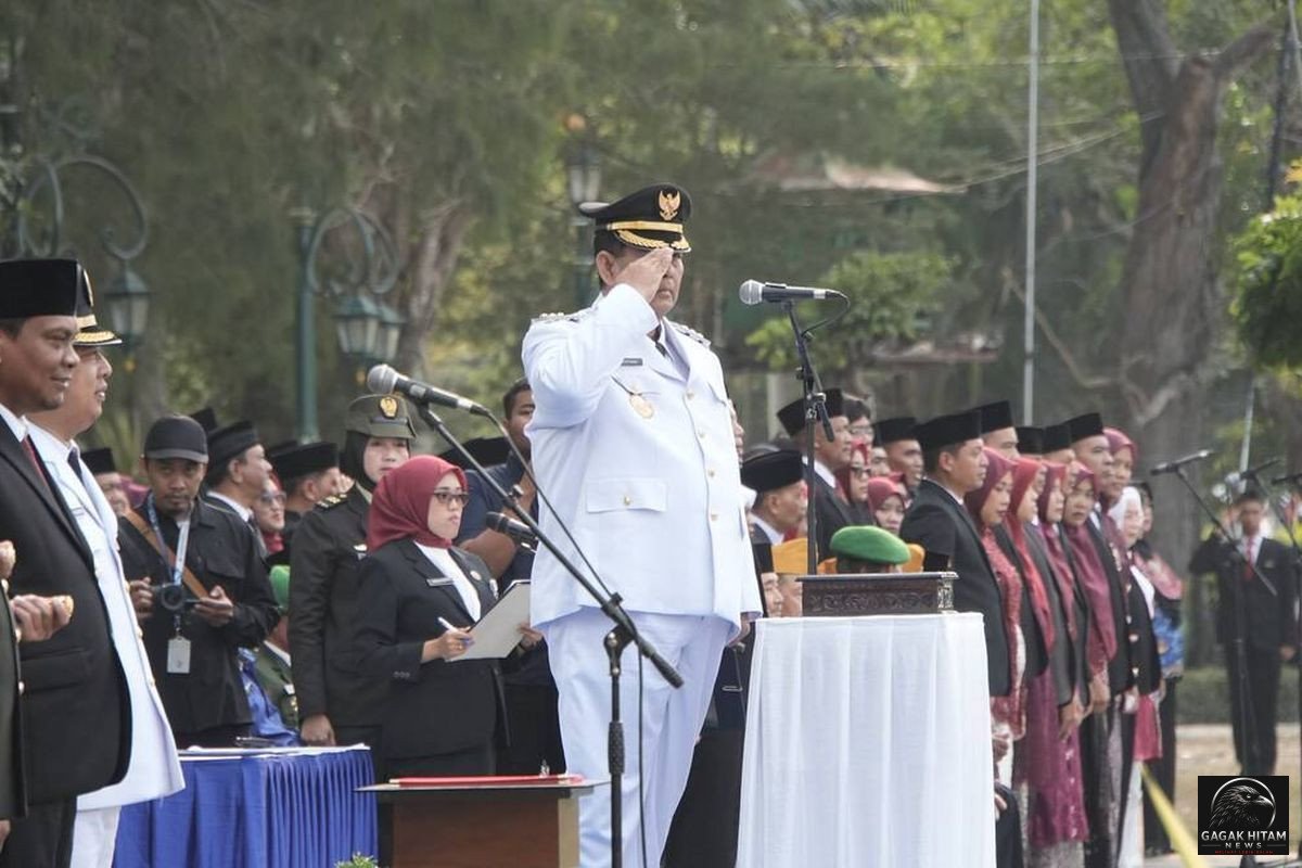 Tanpa Tenda dan Kursi VIP, Pejabat Kulon Progo Berdiri Bersama Peserta Upacara HUT ke-81 RI