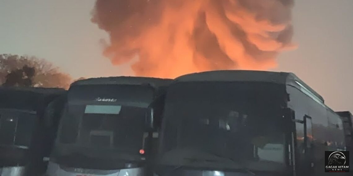 50 Bus PO Sinar Jaya Terbakar di Kawasan Industri MM2100 Bekasi