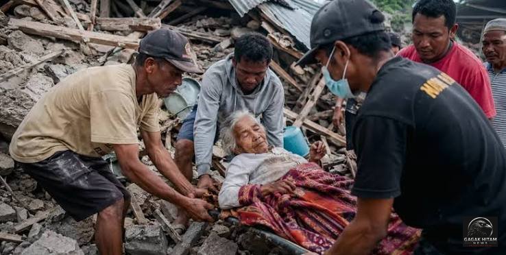 Nenek 84 Tahun Selamat Setelah Empat Hari Terjebak di Bawah Reruntuhan Gempa di Sikka