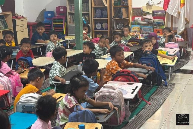Iin, Guru tanpa Gaji Tetap yang Rela Rogoh Kocek demi Menghidupi Harapan Anak Jalanan