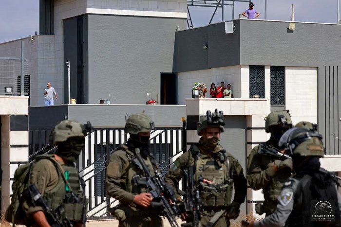 Aktivis Dihentikan Militer Israel Saat Coba Antar Makanan dan Air ke Rumah Warga Palestina yang Dikepung Pemukim di Desa Qusra