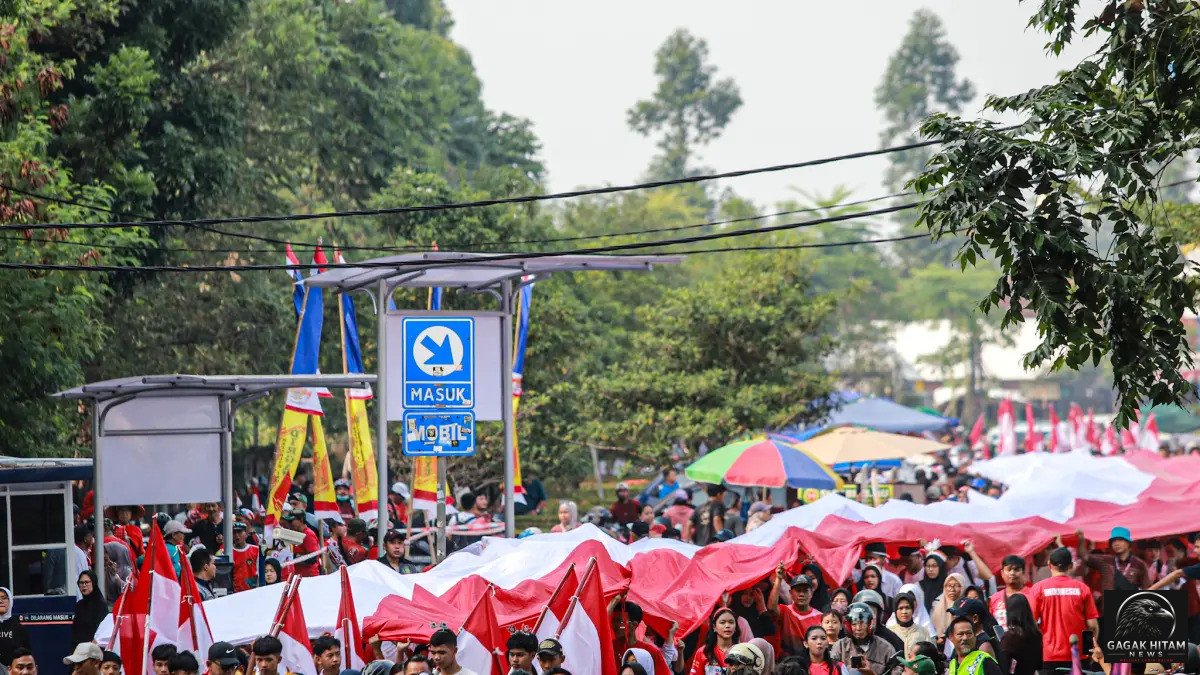 Dukung Pemerintah Dalam Pemberantasan Korupsi Dan Narkoba, Kirab Bendera Merah Putih 81 Meter