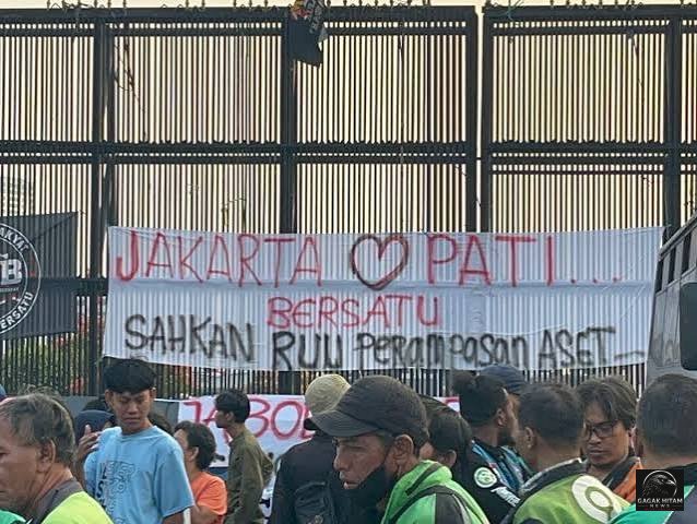 Warga Pati Tiba di Depan Gedung DPR/MPR, Siapkan Posko Perjuangan dan Bawa Dua Tuntutan