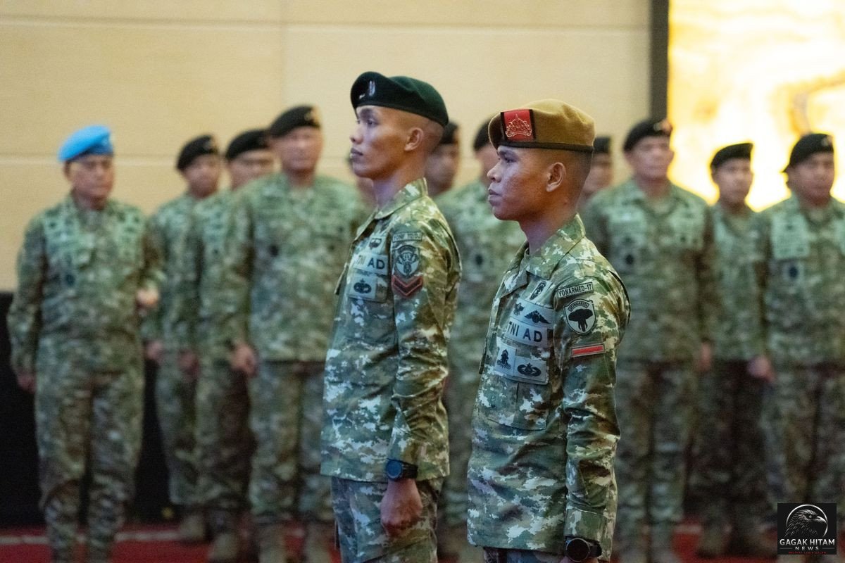 Panglima TNI Beri Kenaikan Pangkat Luar Biasa kepada Dua Prajurit yang Turunkan Bendera Bulan Bintang di Aceh