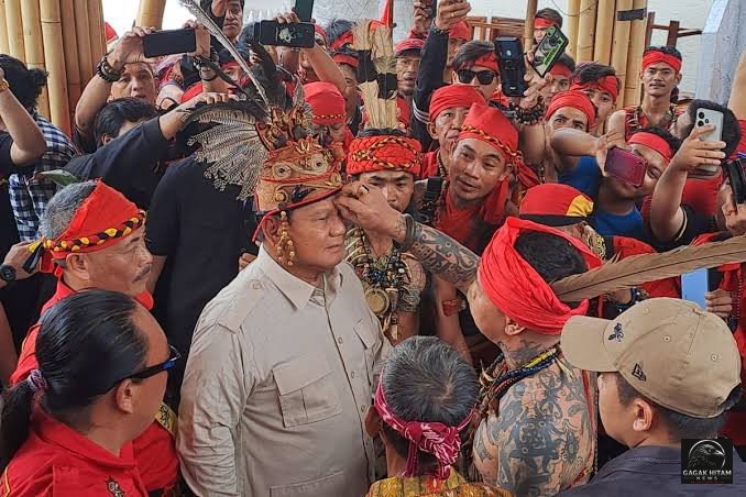 Tiba di Kalbar, Prabowo Langsung Gelar Rapat Penanganan Karhutla