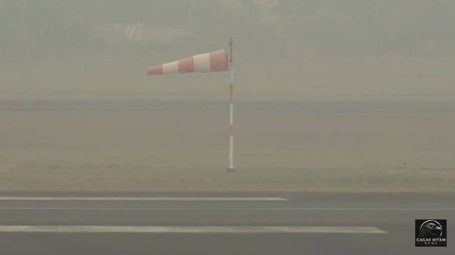 Kabut Asap Karhutla Ganggu Penerbangan di Palembang, Jarak Pandang Sempat Hanya 600 Meter