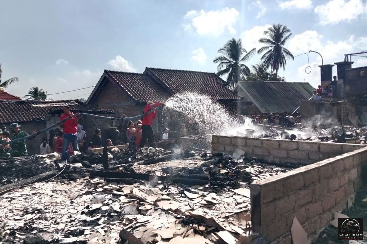 Desa Adat Sade Lombok Dilalap Api, 120 Rumah Terbakar dan 320 Warga Terdampak