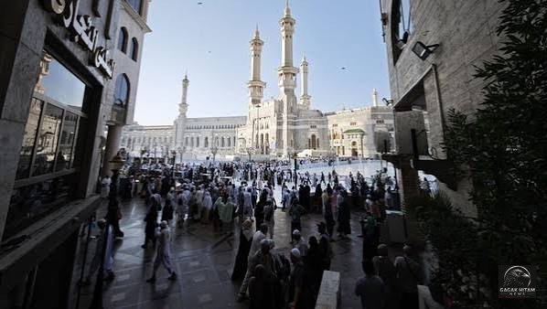 Angin Kencang dan Badai Debu Terjang Madinah, Kawasan Masjid Nabawi Mendadak Gelap Diselimuti Debu