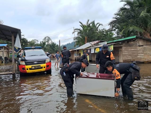 Sulawesi Tengah Dilanda Bencana Ganda: Banjir Bandang Terjang Permukiman, Kebakaran Meluas di Tengah Kekeringan