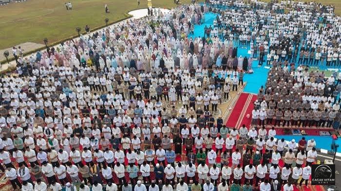 3.000 Warga Palembang Gelar Salat Istisqa, Berdoa Hujan Turun di Tengah Kepungan Kabut Asap