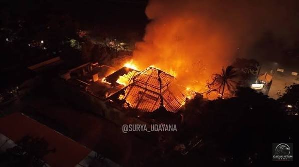 Kebakaran Kembali Terjadi di Sunset Road Seminyak-Legian, Petugas Damkar Bergerak Cepat
