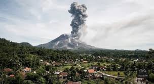 Gunung Sinabung Kembali Erupsi Setelah 5 Tahun, Status Naik Siaga, 615 Warga Dievakuasi dan Penerbangan Terganggu