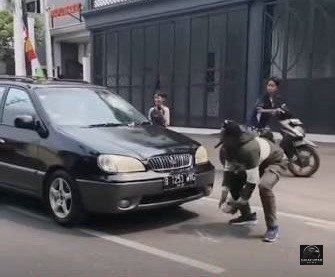 Pengendara Motor Mengamuk, Kaca Mobil Dirusak Usai Kejar-kejaran dari Jagakarsa hingga Ragunan